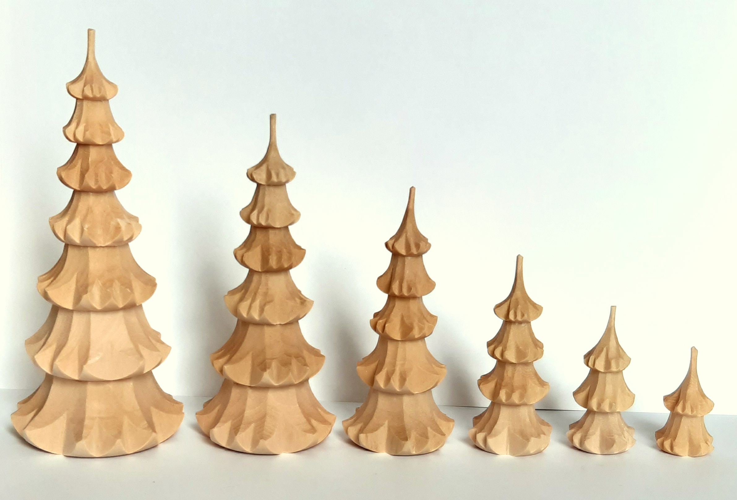 Geschnitzter Baum aus Lindenholz