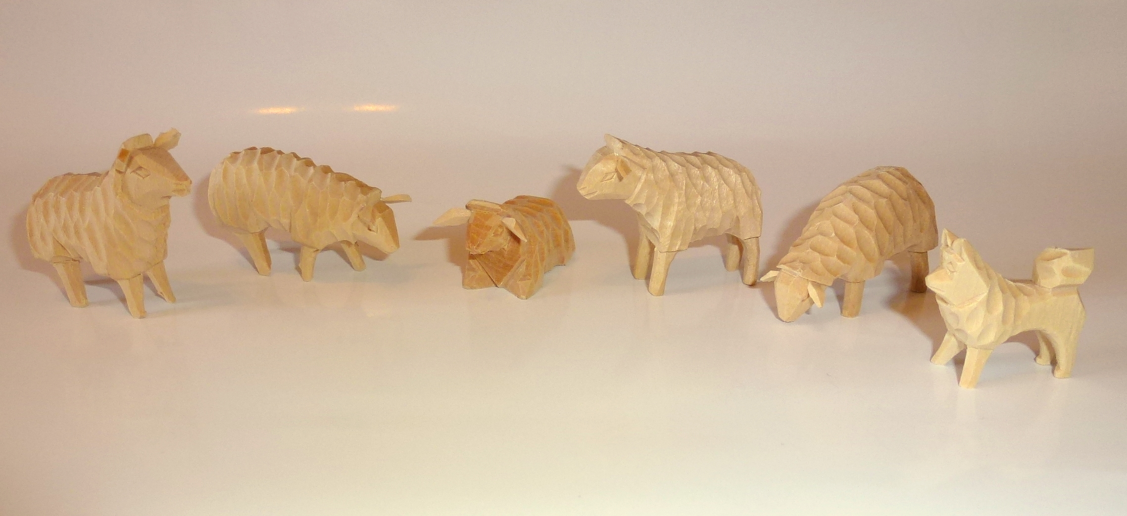 Schafherde mit Hund - geschnitzt