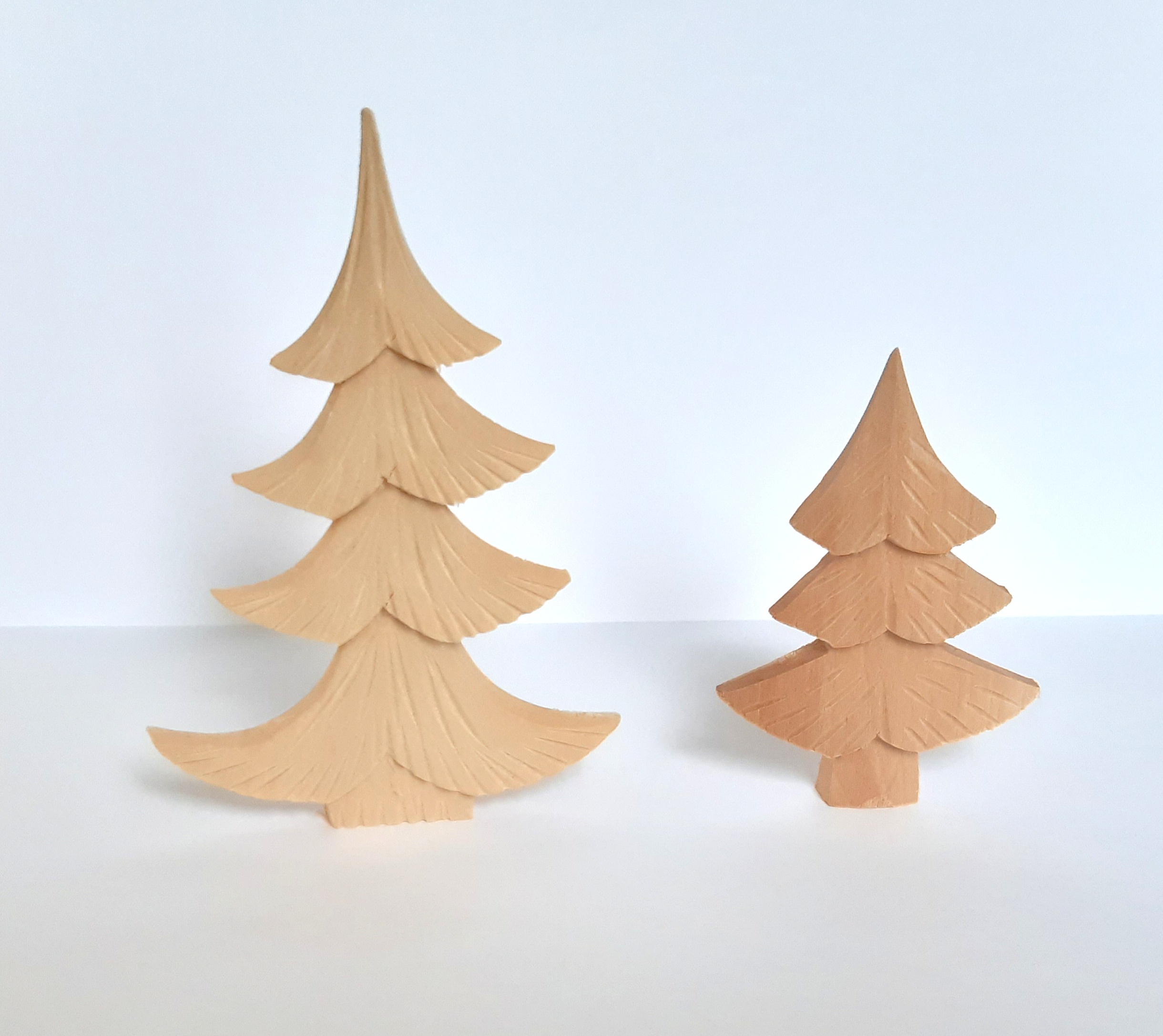 Geschnitzter Baum - flache Form - aus Lindenholz