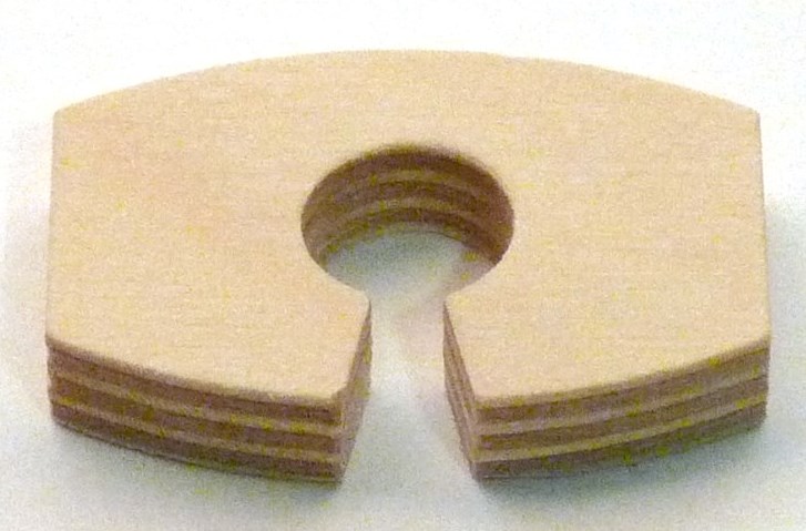 Distanzholz aus Birkesperrholz mit Ausfräsung für Kabelaufhängung