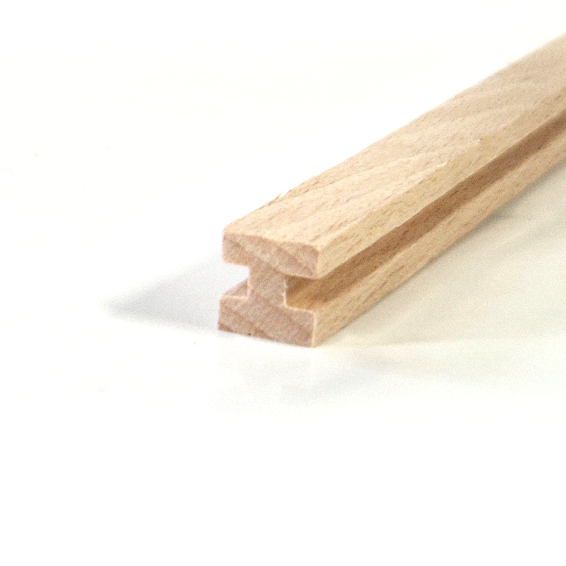 Nutleiste mit zwei gegenüber liegenden Nuten als Mittelpfosten für Zäune