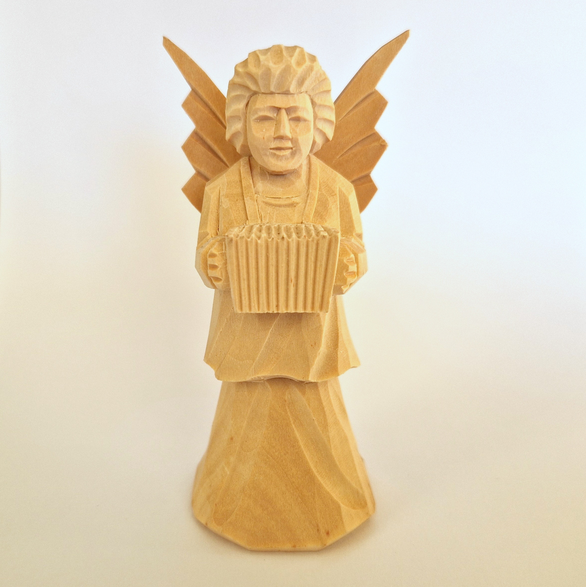 Engel mit Akkordeon - geschnitzt