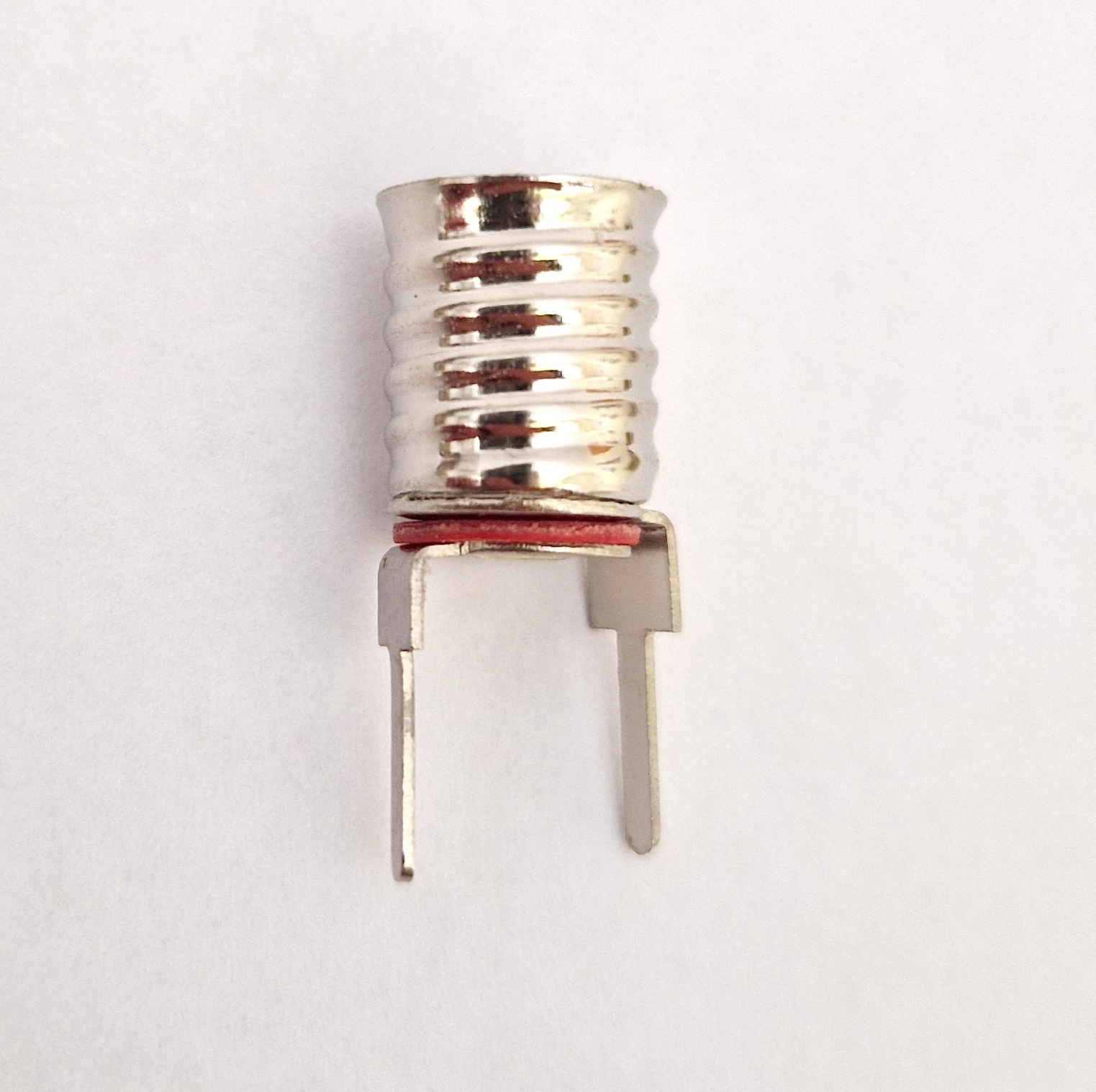 Fassung E10 im Raster, mit zwei Lötfahnen nach unten zeigend