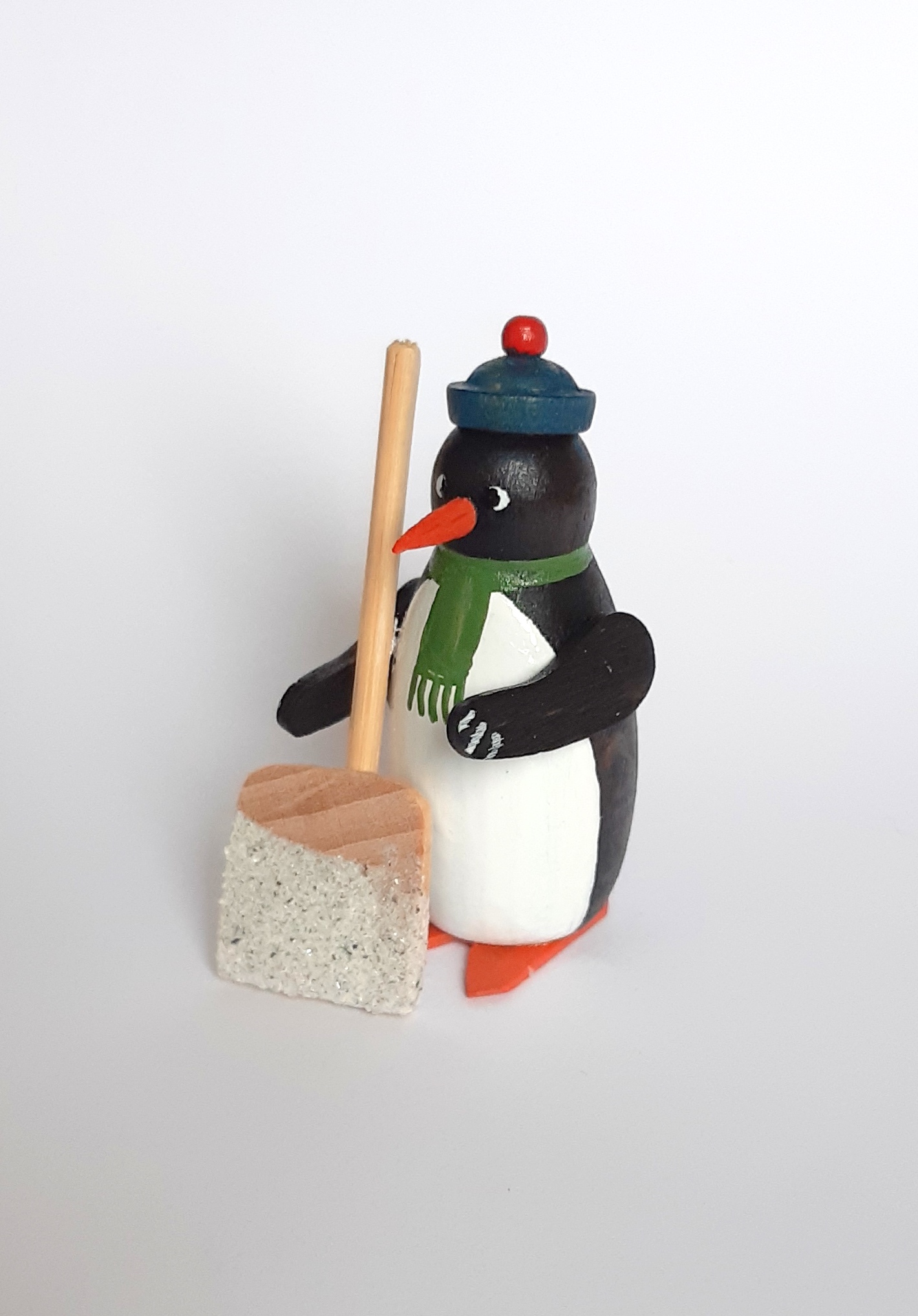 Pinguin mit Schneeschieber