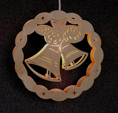 beleuchtetes Fensterbild - Motiv "Weihnachtsglocken am Zapfen"